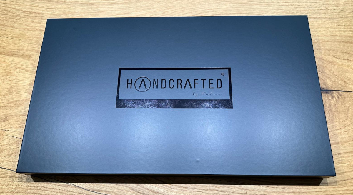 Schneidebrett Eiche Schräg 47 x 27 x 2,6cm mit einseitiger Griffmulde in Geschenkverpackung - Made in Germany  von handcrafted Schneidebrett Eiche Schräg 47 x 27 x 2,6cm mit einseitiger Griffmulde in Geschenkverpackung - Made in Germany  von handcrafted